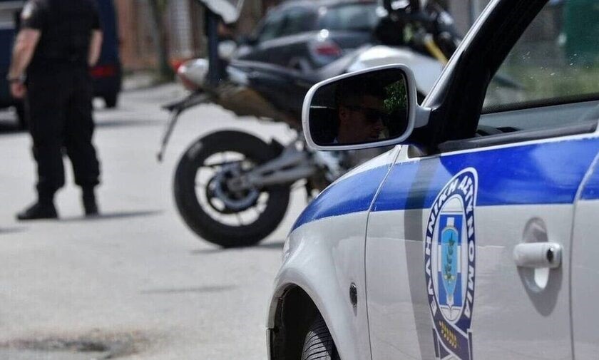 Χειροπέδες σε 40χρονο που χτύπησε τη μητέρα του